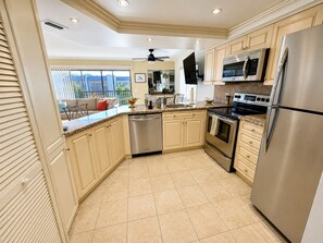Private kitchen - Serene 2-bedroom condo in charming Jupiter Ocean & Racquet Club, (Jupiter)