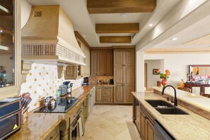 Wasserkocher mit Kaffee-/Teezubehör, Kühlschrank, Mikrowelle, Ofen
