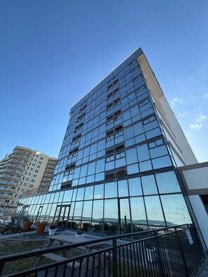 Exterior - Penthouse Paradise~deluxe Oceanfront 2 bedroom 2 bathroom w/pool & tiki bar (Daytona Beach)