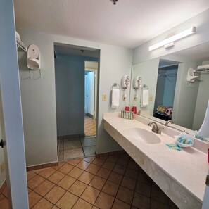 Hair dryer, towels, soap, shampoo - Penthouse Paradise~deluxe Oceanfront 2 bedroom 2 bathroom w/pool & tiki bar (Daytona Beach)