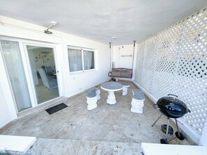 Deluxe-Apartment, 2 Schlafzimmer, Strandblick | Speisen im Freien