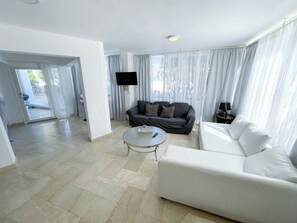 Deluxe-Apartment, 2 Schlafzimmer, Strandblick | Wohnbereich