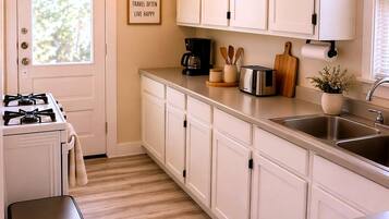 Fridge, microwave, stovetop, dishwasher