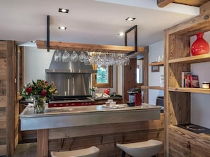 Wasserkocher mit Kaffee-/Teezubehör, Kühlschrank, Mikrowelle, Ofen