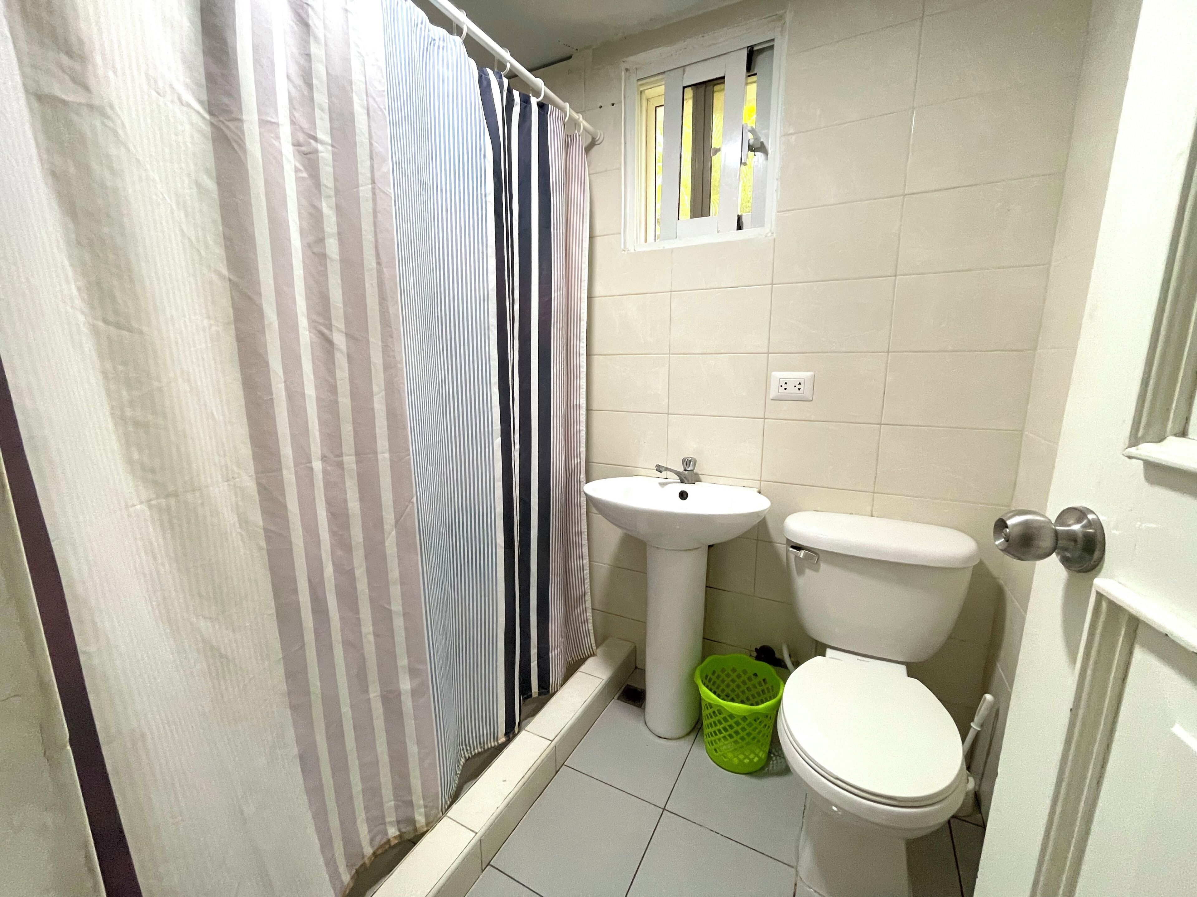 Estudio Deluxe, vistas a la piscina | Baño | Ducha, artículos de higiene personal gratuitos, toallas y jabón
