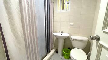 Estudio Deluxe, vistas a la piscina | Baño | Ducha, artículos de higiene personal gratuitos, toallas y jabón