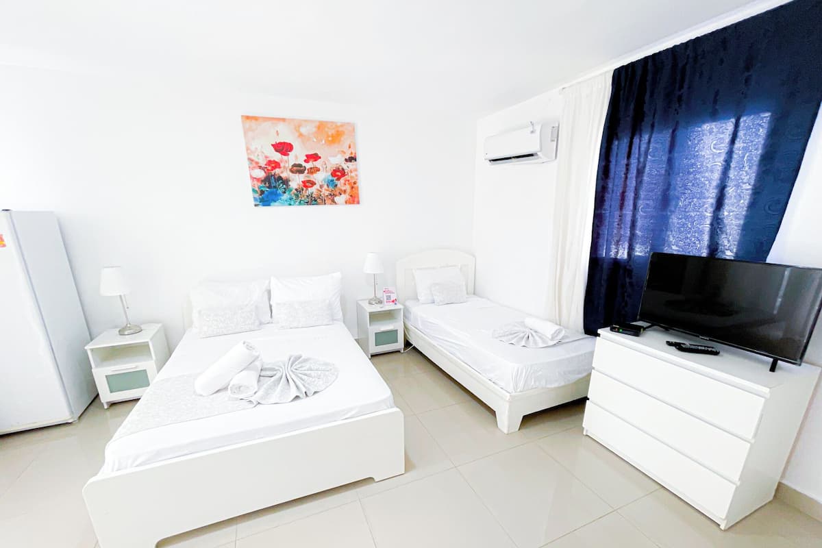 Estúdio luxo, 1 cama Queen, vista para a piscina | Roupas de cama de algodão egípcio, roupas de cama premium