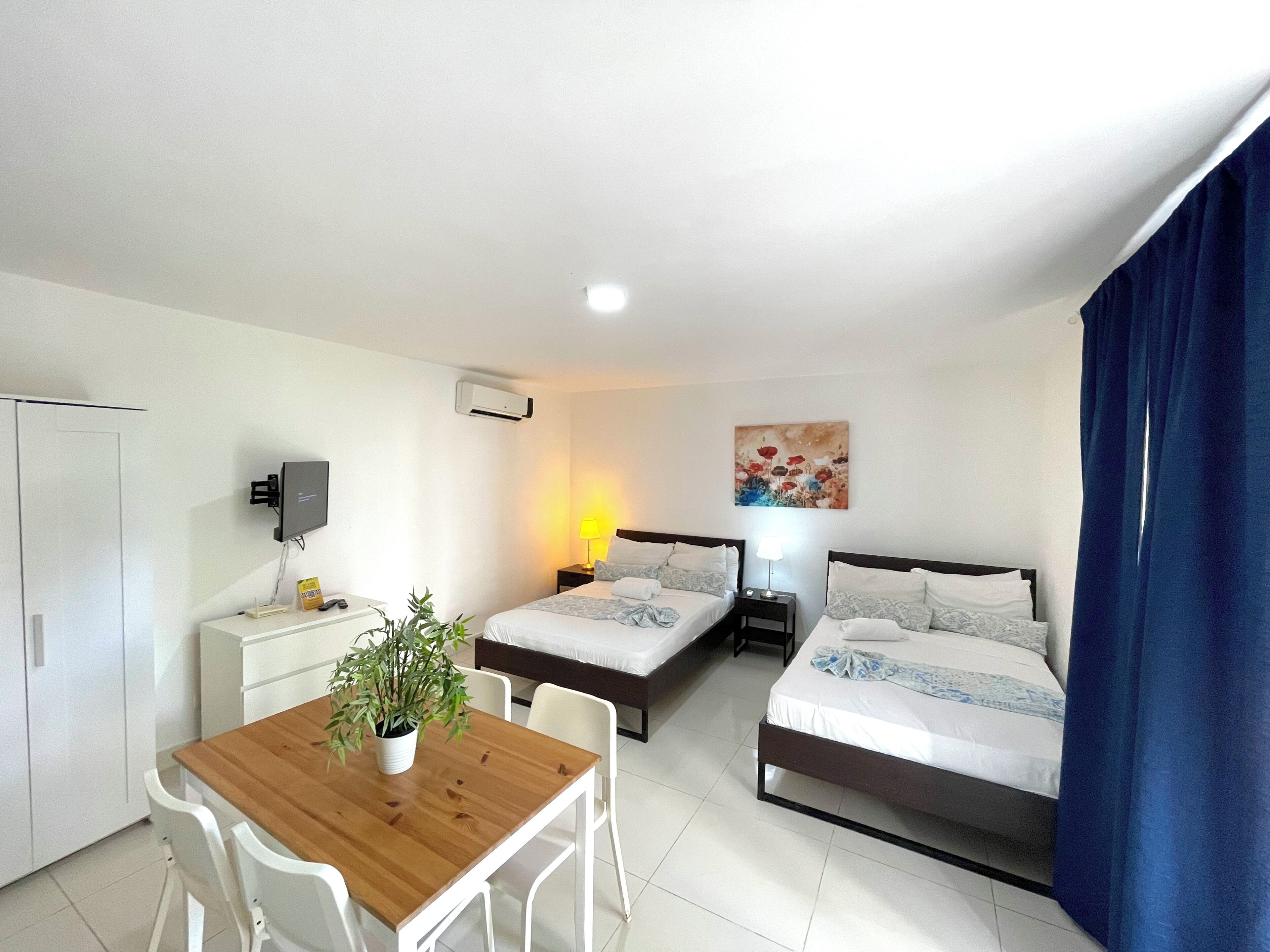 Deluxe-Studio, Poolblick | Zimmersafe, kostenloses WLAN, Bettwäsche