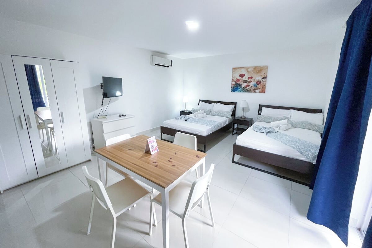 Estúdio luxo, 2 camas Queen, vista para a piscina | Roupas de cama de algodão egípcio, roupas de cama premium