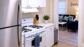 Réfrigérateur, micro-ondes, plaque de cuisson, lave-vaisselle
