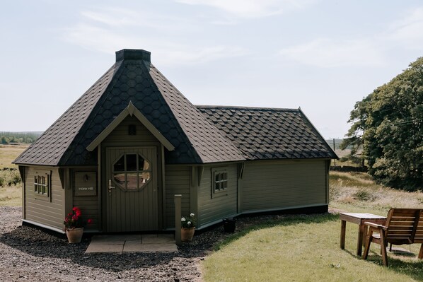 Exterior - Hare Hill Cabin - sleeps 2 guests in 1 bedroom (Kirknewton)