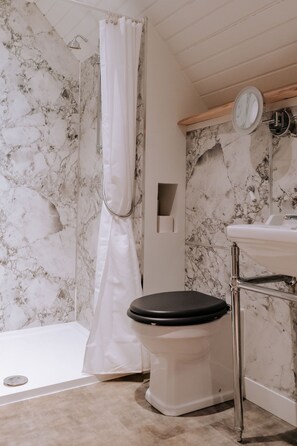 Bathroom - Hare Hill Cabin - sleeps 2 guests in 1 bedroom (Kirknewton)