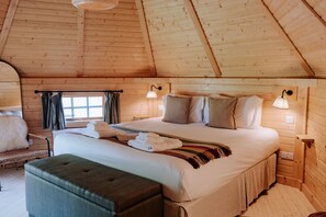 Room - Hare Hill Cabin - sleeps 2 guests in 1 bedroom (Kirknewton)