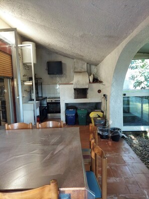 Outdoor dining - Villa Clarenza - Holiday Home (San Pietro Clarenza)