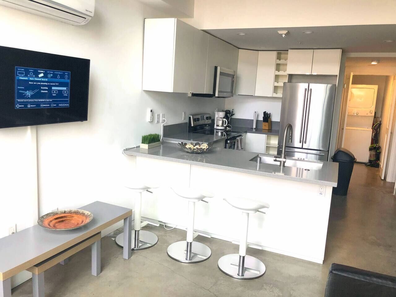 Coffee/tea maker, fridge, microwave, stovetop