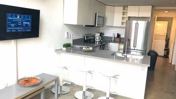 Coffee/tea maker, fridge, microwave, stovetop