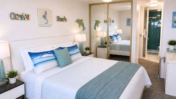 1 slaapkamer, een bureau, een strijkplank/strijkijzer, reisbedje