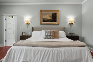 3 bedrooms, desk, iron/ironing board, free WiFi - Pretty in Pink: Fully Renovated 1870 Gem in Old Town (Bay St. Louis)
