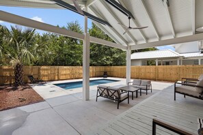 A heated pool - Pretty in Pink: Fully Renovated 1870 Gem in Old Town (Bay St. Louis)