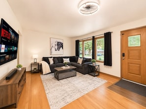 Living area - Rockford 6-Bed Home | Mid-Term Stays (Rockford)