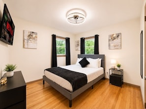 WiFi, bed sheets - Rockford 6-Bed Home | Mid-Term Stays (Rockford)