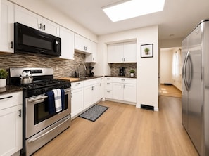 Private kitchen - Rockford 6-Bed Home | Mid-Term Stays (Rockford)