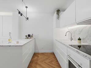 Fridge, microwave, oven, coffee/tea maker - Le Parisien • Charming & 150m from St-Roch Station - 4 pers (Montpellier)