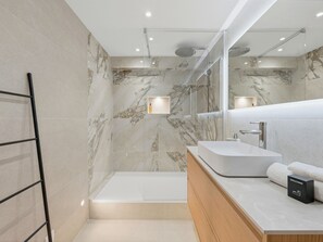 Shower, hair dryer, towels - Le Parisien • Charming & 150m from St-Roch Station - 4 pers (Montpellier)