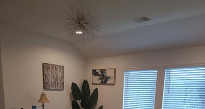 Cozy 3-bedroom bed & breakfast in nice Hockley with AC