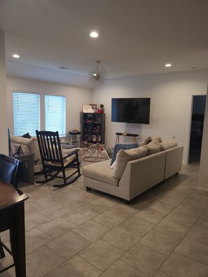 Living area - Cozy 3-bedroom bed & breakfast in nice Hockley with AC (Hockley)