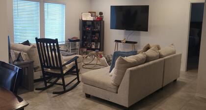 Cozy 3-bedroom bed & breakfast in nice Hockley with AC