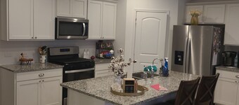 Cozy 3-bedroom bed & breakfast in nice Hockley with AC
