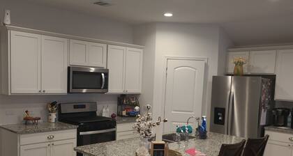 Cozy 3-bedroom bed & breakfast in nice Hockley with AC