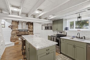 Wasserkocher mit Kaffee-/Teezubehör, Kühlschrank, Mikrowelle, Ofen