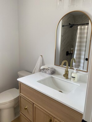 Bathroom - The Cape - surrounded by water on 3 sides, very private with spectacular views (Seeley's Bay)
