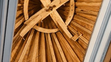 Un tragaluz con estructura de madera y diseño circular.