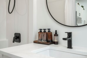 Sèche-cheveux, serviettes fournies, savon, papier toilette