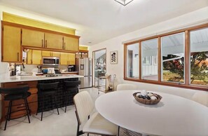 Private kitchen - Beautiful 4-bedroom country house 2 miles from Frankenmuth. (Frankenmuth)