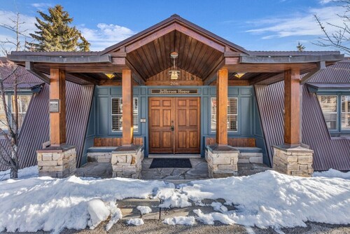 Ski Basecamp | Steps to Main Street nightlife | Free Ski Trolley | Free Ski Waxes