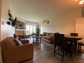 TV, fireplace - Golf Course Family Suite: Pool & Hot Tub - 1422 (Kelowna)
