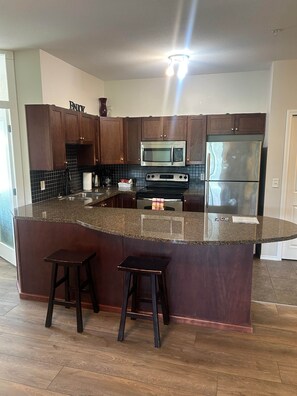 Fridge, microwave, oven, stovetop - Golf Course Family Suite: Pool & Hot Tub - 1422 (Kelowna)