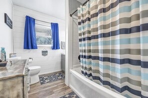 Hair dryer, towels, toilet paper - Peaceful Cobalt Cottage on the Bay in Oconto (Oconto)