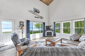 Living area - Peaceful Cobalt Cottage on the Bay in Oconto (Oconto)