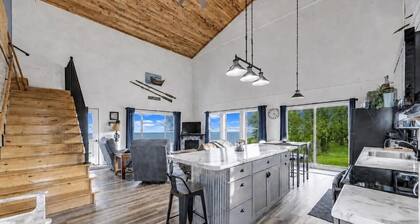 Peaceful Cobalt Cottage on the Bay in Oconto
