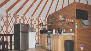 Une cuisine compacte équipée d’un réfrigérateur, d’un four à micro-ondes, d’une cuisinière et d’un évier.