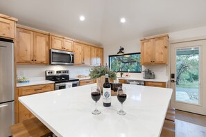 Coffee/tea maker, fridge, microwave, oven