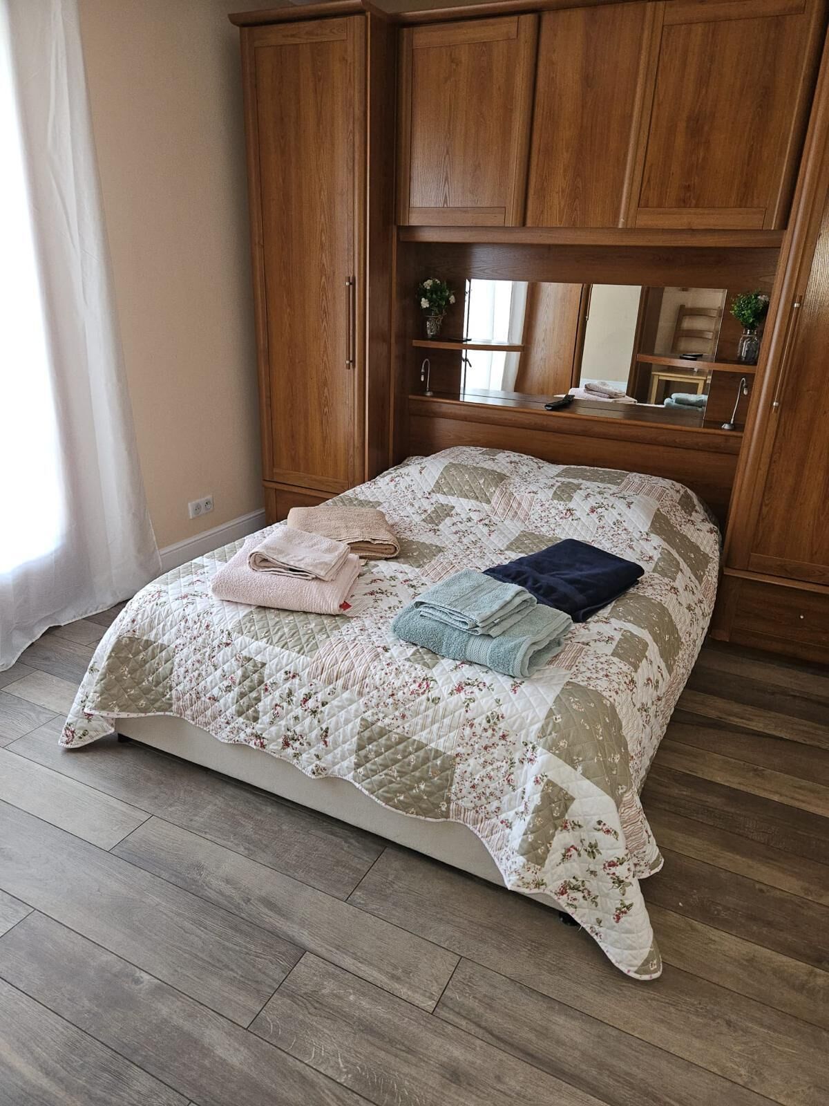 Iron/ironing board, WiFi, bed sheets