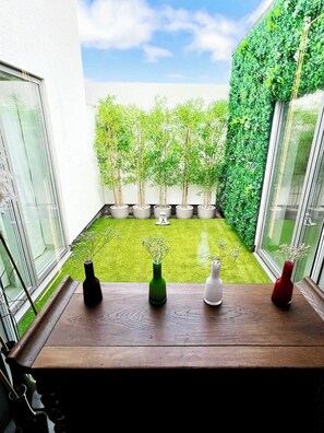 Property grounds - Architect-Designed Luxury Retreat, 3BR Chessington (Chessington)