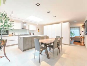 Dining - Architect-Designed Luxury Retreat, 3BR Chessington (Chessington)
