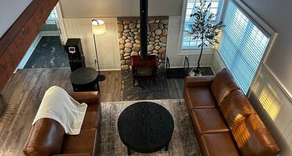 Charming Rustic cabin w/Jacuzzi at Fowler Lake, SK